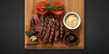 Carne a la plancha sobre una tabla de madera