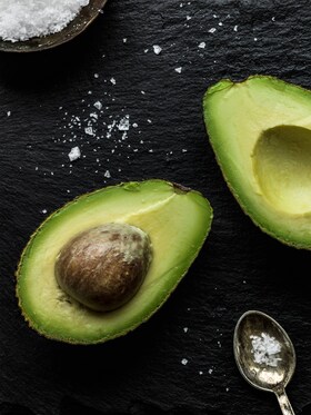 Dos mitades de aguacate