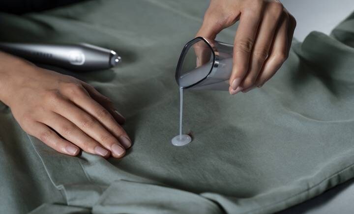 Añadir agua en la zona manchada de la prenda