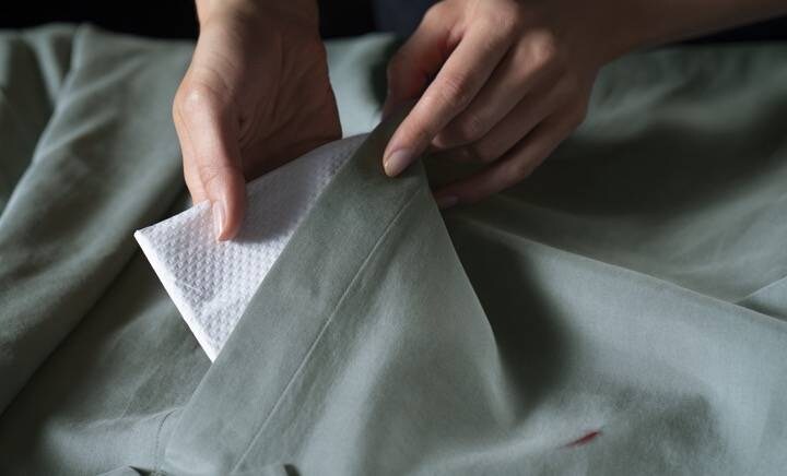 Poner de un paño bajo la prenda