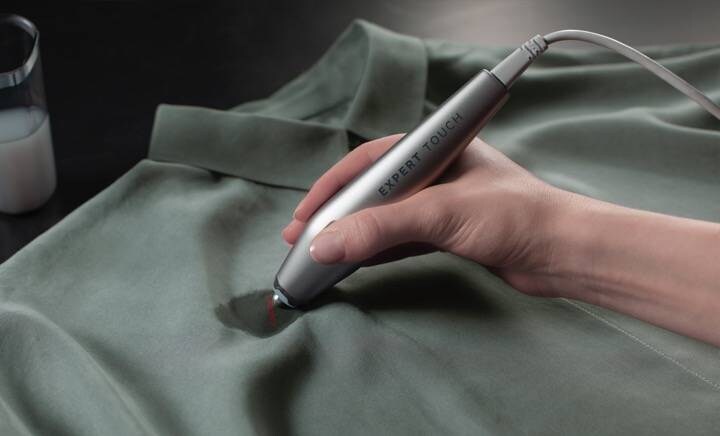 Uso del lápiz quitamanchas sobre la prenda