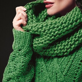 Mujer disfrutando de su jersey de lana verde