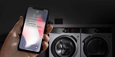 Consultando la App «My AEG Care» en el móvil