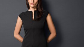 Mujer con vestido negro recién lavado