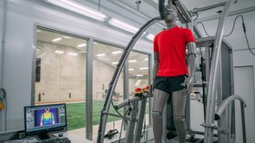 Laboratorio de ropa adidas smart con un maniquí