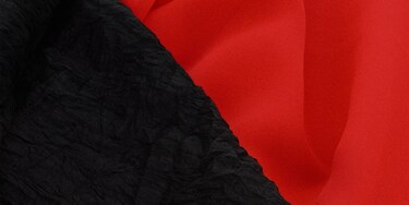 Tejido negro y rojo recién lavado