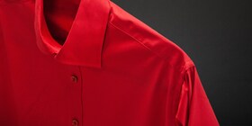 Camisa de color rojo vivo