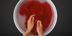 Prenda roja lavada a mano