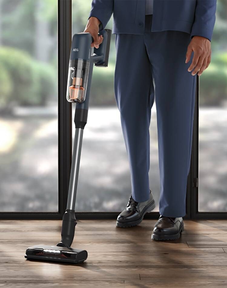 Persona de pie con la aspiradora inalámbrica 7000 Cordless en la mano