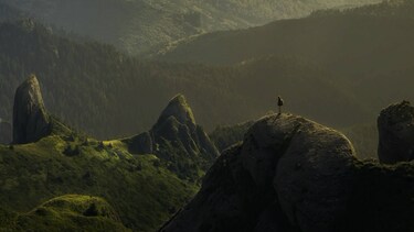 Sostenibilidad AEG - Mujer de pie sobre una montaña