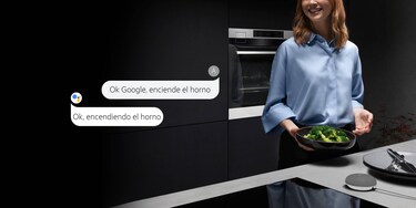 Una mujer hablando con el Google Home