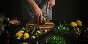 Cortando verduras en una tabla de cortar