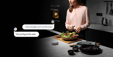 Una mujer hablando con el Google Home