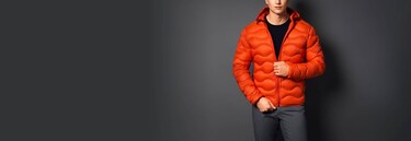 hombre con cazadora naranja