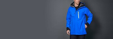 Hombre con impermeable azul