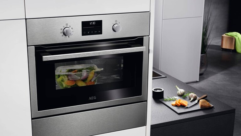 Horno de AEG en una zona de cocina.