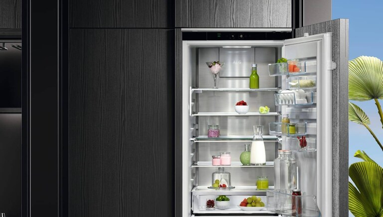 Frigorífico AEG lleno de comida.