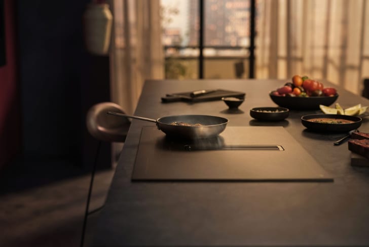 Sartén colocada en una placa de cocina.