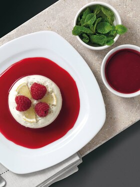 Mousse de lima con coulis de frambuesa