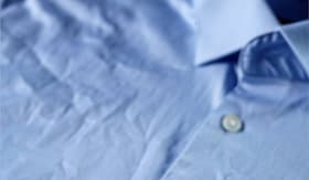 camisa azul con arrugas