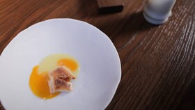 Huevos con pan y panceta sobre crema ligera de patata, por Diego Guerrero