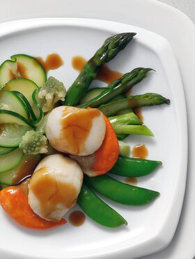 Vieiras con verduras al vapor
