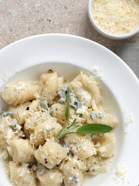 Gnocchi con salsa de limón y salvia