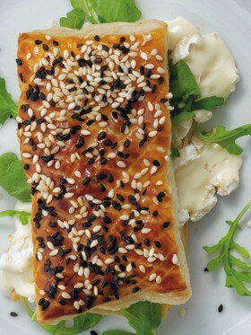 Hojaldres al sésamo con brie y rúcula