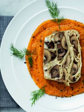 Terrina templada de pasta y champiñones con salsa de calabaza